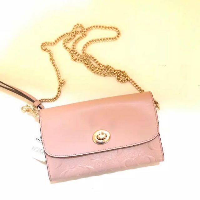 COACH 新作ヌードピンクが可愛いチェーンクロスボディバッグ 爆買い
