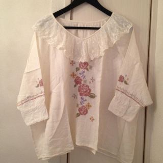 ダブルクローゼット(w closet)のダブルクローゼット刺繍ブラウス(シャツ/ブラウス(長袖/七分))