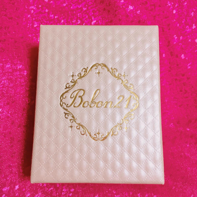 Bobon21(ボボンニジュウイチ)のBobon21 イヤリング ピンクラメ シェルリボン レディースのアクセサリー(イヤリング)の商品写真