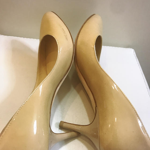 JIMMY CHOO(ジミーチュウ)のジミーチュウ♡ベージュパテント ベーシックパンプス♡ レディースの靴/シューズ(ハイヒール/パンプス)の商品写真