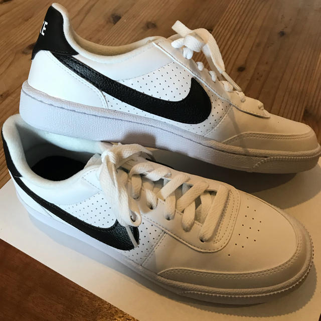 NIKE - 最終値下げ‼︎ナイキ スニーカー 白×黒ロゴ 23.5㎝の通販 NIKE - 最終値下げ‼︎ナイキ スニーカー 白×黒ロゴ 23.5㎝の通販