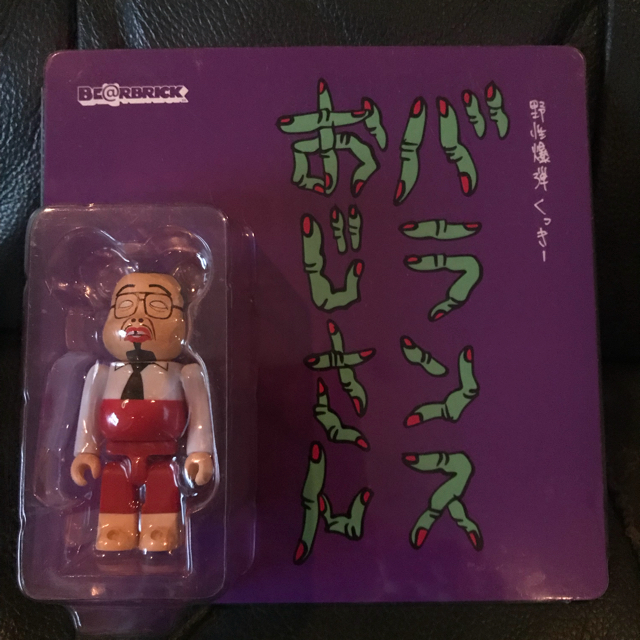 送料込 超くっきーランド BE@RBRICK ベアブリック 100% 2体セット エンタメ/ホビーのタレントグッズ(お笑い芸人)の商品写真