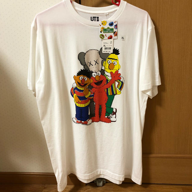 UNIQLO(ユニクロ)のユニクロ  カウズ セサミストリート Tシャツ UNIQLO Kaws XL メンズのトップス(Tシャツ/カットソー(半袖/袖なし))の商品写真