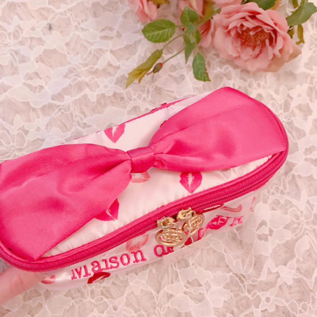 Maison de FLEUR(メゾンドフルール)のMaison de FLEUR♡新品リップ柄メイクポーチ レディースのファッション小物(ポーチ)の商品写真