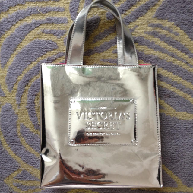 Victoria's Secret(ヴィクトリアズシークレット)のシルバートートバッグ レディースのバッグ(トートバッグ)の商品写真