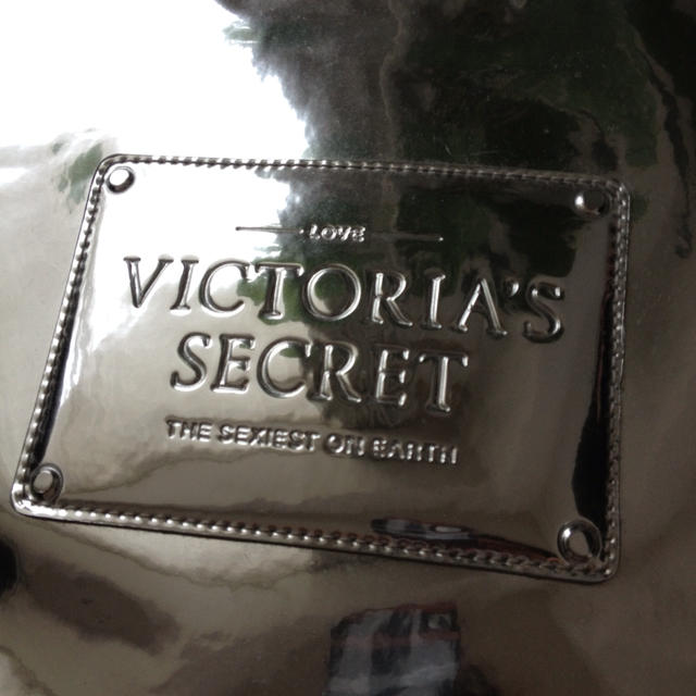 Victoria's Secret(ヴィクトリアズシークレット)のシルバートートバッグ レディースのバッグ(トートバッグ)の商品写真