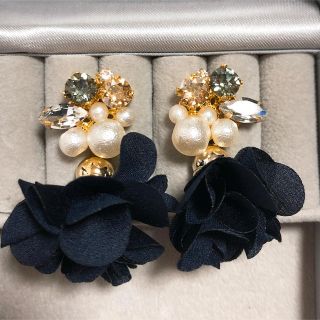 スワロフスキー(SWAROVSKI)の揺れるお花のピアス(ピアス)