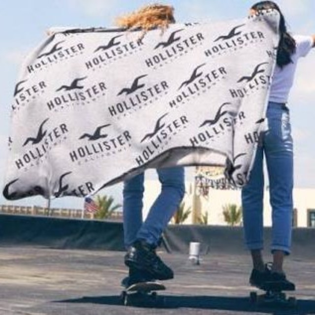 Hollister(ホリスター)の【新品】【未開封】【非売品】ホリスター ブランケット タオル キッズ/ベビー/マタニティのこども用ファッション小物(おくるみ/ブランケット)の商品写真