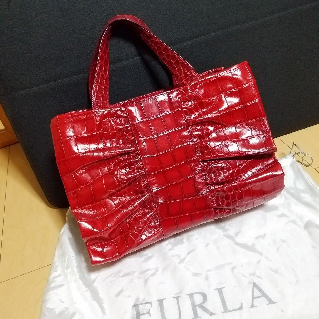 値下げ！美品 FURLA 型押しレザー エナメルハンドバッグ