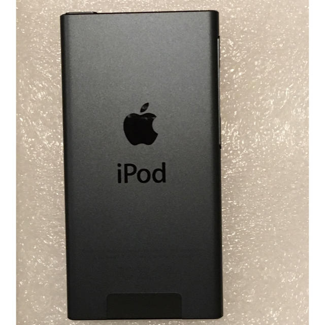 Apple(アップル)のiPod nano 第7世代 ブラック 16GB (第1世代交換プログラム品) スマホ/家電/カメラのオーディオ機器(ポータブルプレーヤー)の商品写真