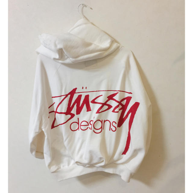 STUSSY(ステューシー)の美品 ❤︎ STUSSY 赤ロゴ パーカー ゆったり ストゥーシー  レディースのトップス(パーカー)の商品写真