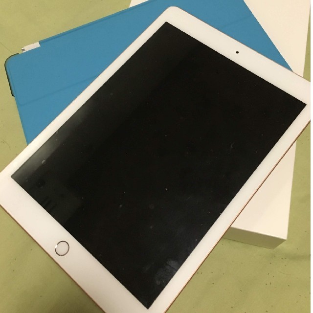iPad(アイパッド)のsora専用　ipad 2018年春モデル（第６世代）wifi 32G ゴールド スマホ/家電/カメラのPC/タブレット(タブレット)の商品写真
