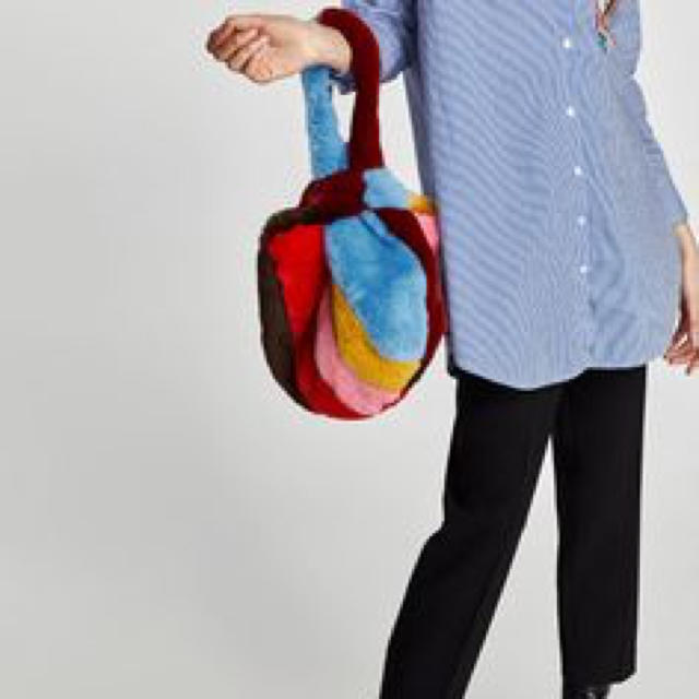 ZARA(ザラ)の完売品 ザラ ファー 巾着 バッグ カラフル マルチカラー パッチワーク ポーチ レディースのバッグ(ショルダーバッグ)の商品写真