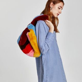 ザラ(ZARA)の完売品 ザラ ファー 巾着 バッグ カラフル マルチカラー パッチワーク ポーチ(ショルダーバッグ)