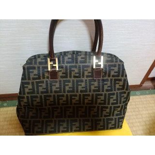 フェンディ(FENDI)のfendiのズッカショルダーバッグです。難あり　3室　神経質な人はご遠慮ください(ショルダーバッグ)