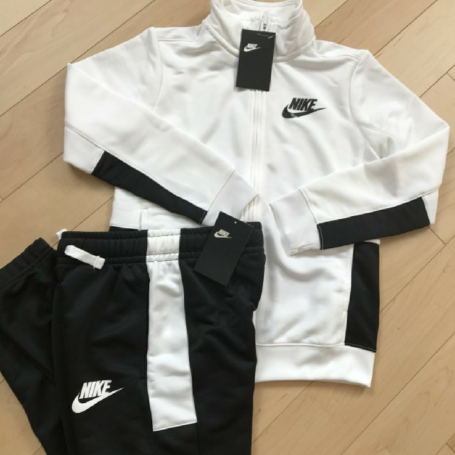 NIKE(ナイキ)の特価☆ナイキ　ジャージ　150 上下セット！ホワイト　ブラック キッズ/ベビー/マタニティのキッズ服女の子用(90cm~)(その他)の商品写真