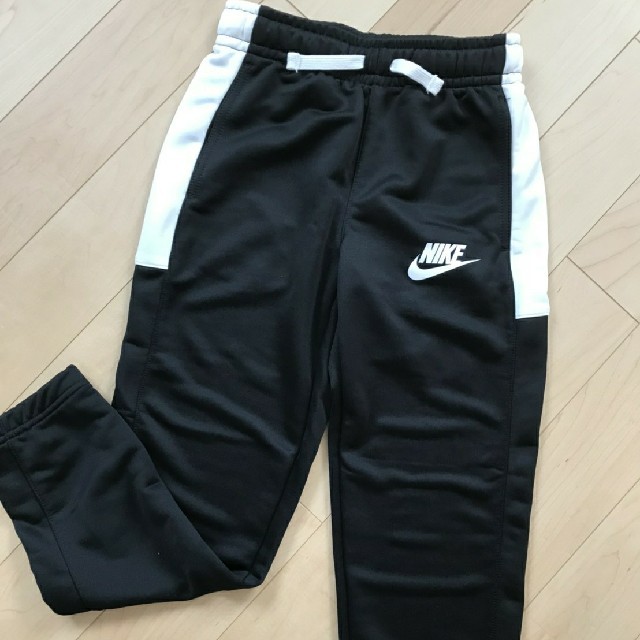 NIKE(ナイキ)の特価☆ナイキ　ジャージ　150 上下セット！ホワイト　ブラック キッズ/ベビー/マタニティのキッズ服女の子用(90cm~)(その他)の商品写真