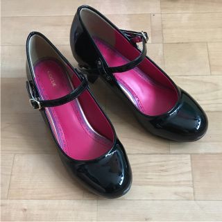 コキュ(COCUE)のCOCUE コキュ エナメル パンプス ブラック 新品 ストラップ付き(ハイヒール/パンプス)