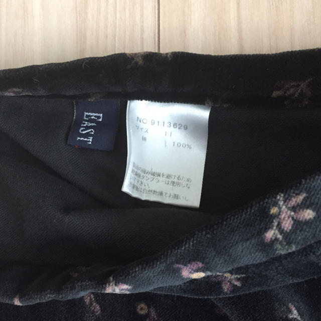 EASTBOY(イーストボーイ)のイーストボーイ スカート ベルベット  ブラック ×  花柄 レディースのスカート(ひざ丈スカート)の商品写真