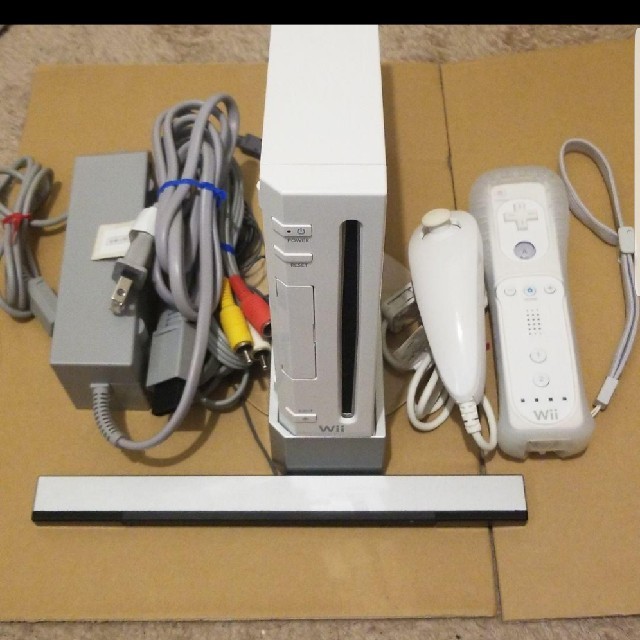 Wii(ウィー)のWii本体 エンタメ/ホビーのテレビゲーム(家庭用ゲーム本体)の商品写真