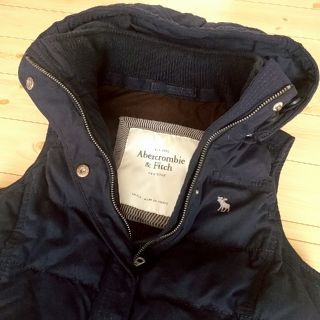 アバクロンビーアンドフィッチ(Abercrombie&Fitch)のAbercrombie＆Fitch ダウンベストS(ダウンジャケット)