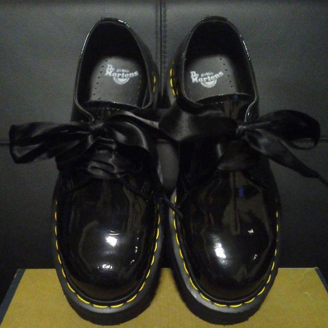 Dr.Martens(ドクターマーチン)の【極美品】Dr.Martens HOLLY UK5 黒 厚底 パテント レディースの靴/シューズ(ローファー/革靴)の商品写真