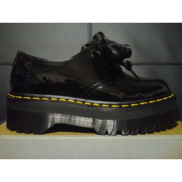 Dr.Martens(ドクターマーチン)の【極美品】Dr.Martens HOLLY UK5 黒 厚底 パテント レディースの靴/シューズ(ローファー/革靴)の商品写真