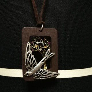 ネックレス　ロングネックレス　革紐　　木　ウッド　ネックレス(ネックレス)