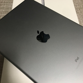 アップル(Apple)の【美品】2018 iPad第6世代 WiFiモデル32G スペースグレー(タブレット)