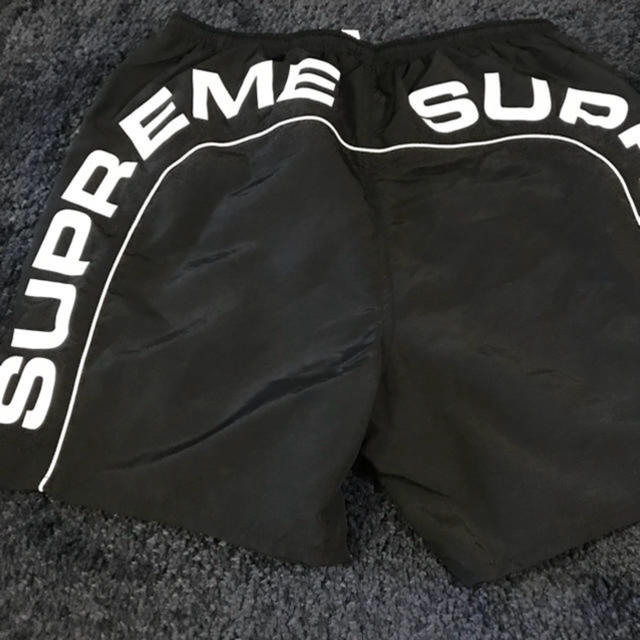 Supreme(シュプリーム)のSupreme Arc Logo Water Short 黒 S 国内正規品 メンズのパンツ(ショートパンツ)の商品写真