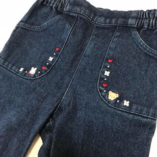 ファミリア(familiar)の美品【ファミリア 】リアちゃん刺繍入り フリル デニムパンツ 90(パンツ/スパッツ)