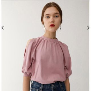 マウジー(moussy)のVOLUMESLEEVE OPEN SHOULDER トップス(カットソー(半袖/袖なし))