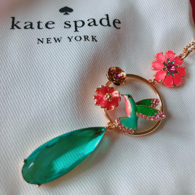 kate spade new york(ケイトスペードニューヨーク)のケイトスペード 大粒ドロップビジュー ハミングバードネックレス 新品巾着袋付き レディースのアクセサリー(ネックレス)の商品写真