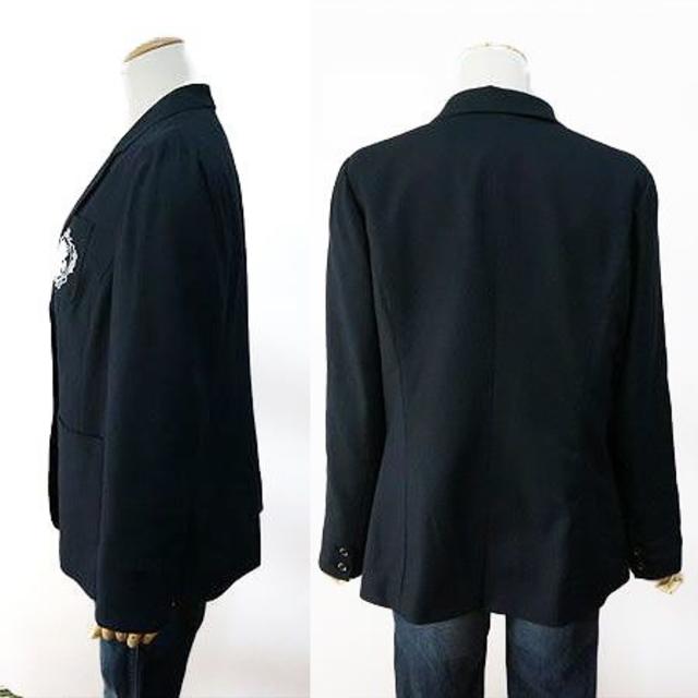 即購入大歓迎[6L]胸ポケットエンブレム刺繍テーラードジャケット紺41813  レディースのジャケット/アウター(テーラードジャケット)の商品写真