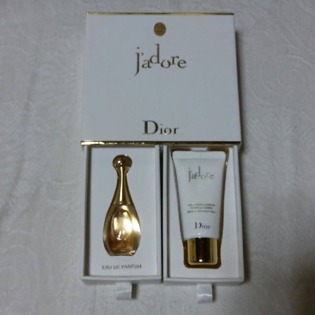 Christian Dior(クリスチャンディオール)のDior jadore オードパルファムとボディローション コスメ/美容のボディケア(ボディローション/ミルク)の商品写真