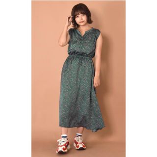 ダブルクローゼット(w closet)の美品！小花柄ワンピース(ロングワンピース/マキシワンピース)