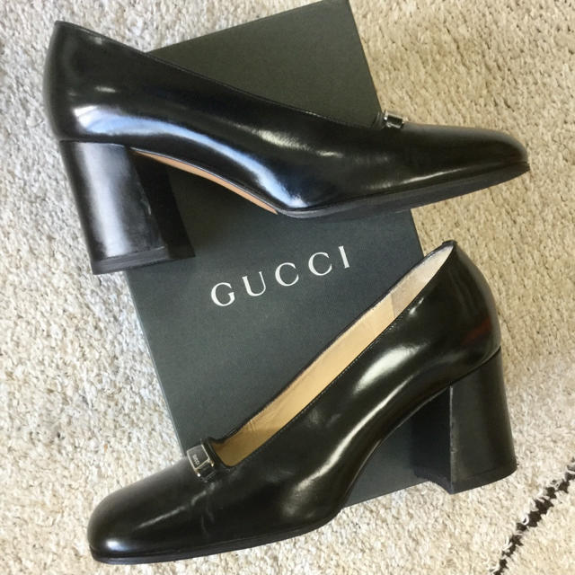 Gucci(グッチ)のグッチ ブラック×シルバーメタルアイコンプレート 23㎝ レディースの靴/シューズ(ハイヒール/パンプス)の商品写真