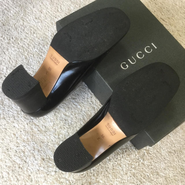 Gucci(グッチ)のグッチ ブラック×シルバーメタルアイコンプレート 23㎝ レディースの靴/シューズ(ハイヒール/パンプス)の商品写真