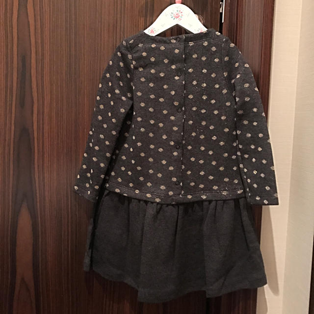 PETIT BATEAU(プチバトー)のプチバトー 18AW ゴールドドット切替ワンピース 未発売サイズ36m 新品 キッズ/ベビー/マタニティのキッズ服女の子用(90cm~)(ワンピース)の商品写真