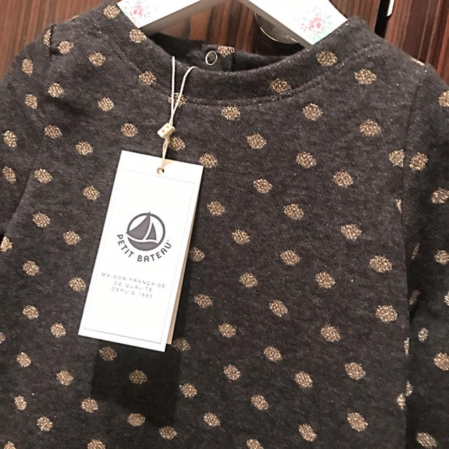 PETIT BATEAU(プチバトー)のプチバトー 18AW ゴールドドット切替ワンピース 未発売サイズ36m 新品 キッズ/ベビー/マタニティのキッズ服女の子用(90cm~)(ワンピース)の商品写真