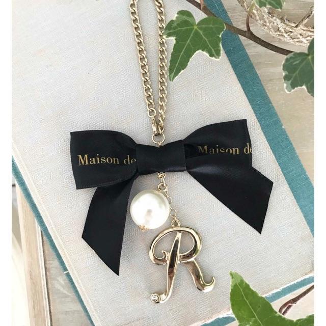 Maison de FLEUR(メゾンドフルール)のMaison de FLEUR Rチャーム レディースのアクセサリー(チャーム)の商品写真