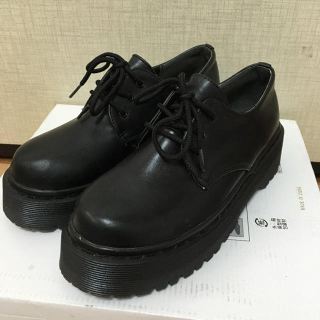 Dr.Martens(ドクターマーチン)のDr.Martens風 厚底 黒 革靴 3ホール レディースの靴/シューズ(ローファー/革靴)の商品写真