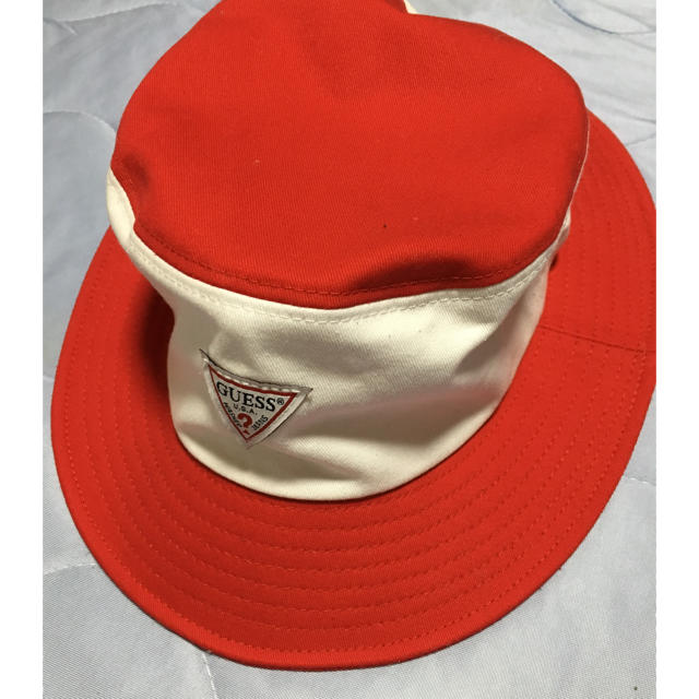GUESS(ゲス)のguess バケットハット 赤 レディースの帽子(ハット)の商品写真