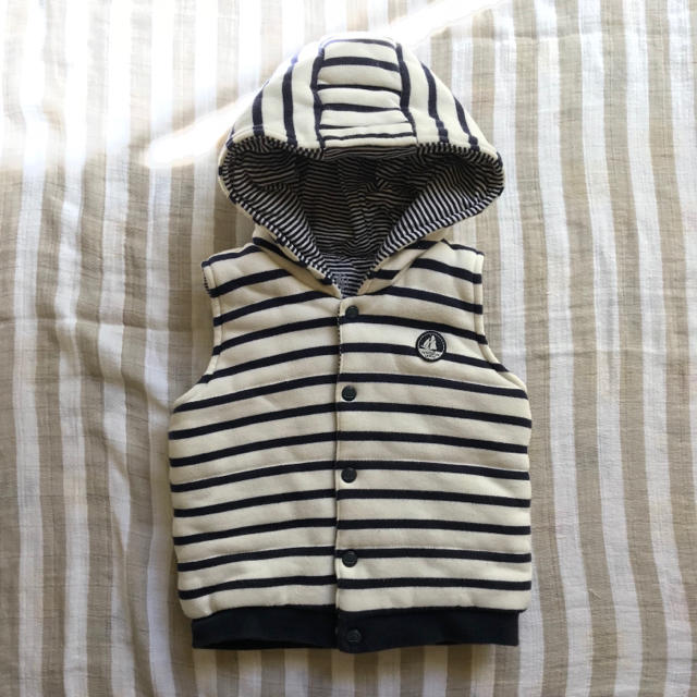 PETIT BATEAU(プチバトー)のPetit Bateau リバーシブルベスト マリニエール  キッズ/ベビー/マタニティのベビー服(~85cm)(ジャケット/コート)の商品写真