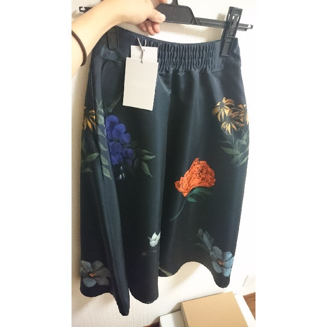 Ameri VINTAGE(アメリヴィンテージ)の新品タグ付き Ameri アマンダフレアスカート レディースのスカート(ロングスカート)の商品写真