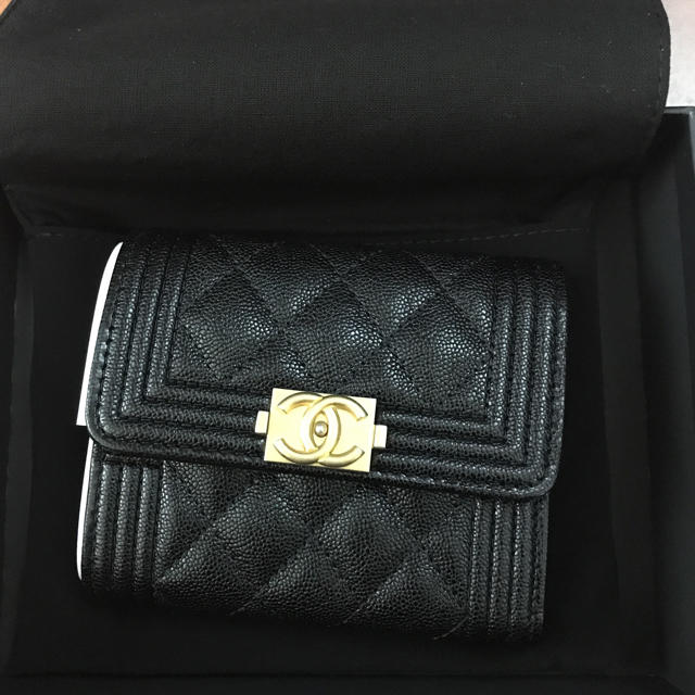 特価ブランド CHANEL 三つ折り財布 ミニウォレット ボーイ ソフトキャビア CHANEL シャネル ミニ キャビアスキン 財布 A84432  アンティークシルバー金具 美品 コンパクト 折財布 ブラック ボーイシャネル ファッション小物