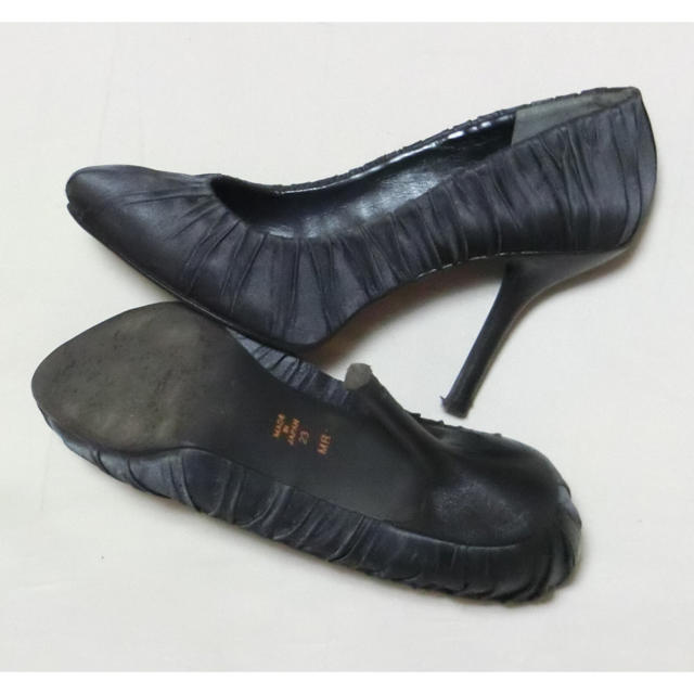 DIANA(ダイアナ)のDIANA ダイアナ　少し光沢のある黒に近いブルーグレーで布製のパンプス23 レディースの靴/シューズ(ハイヒール/パンプス)の商品写真