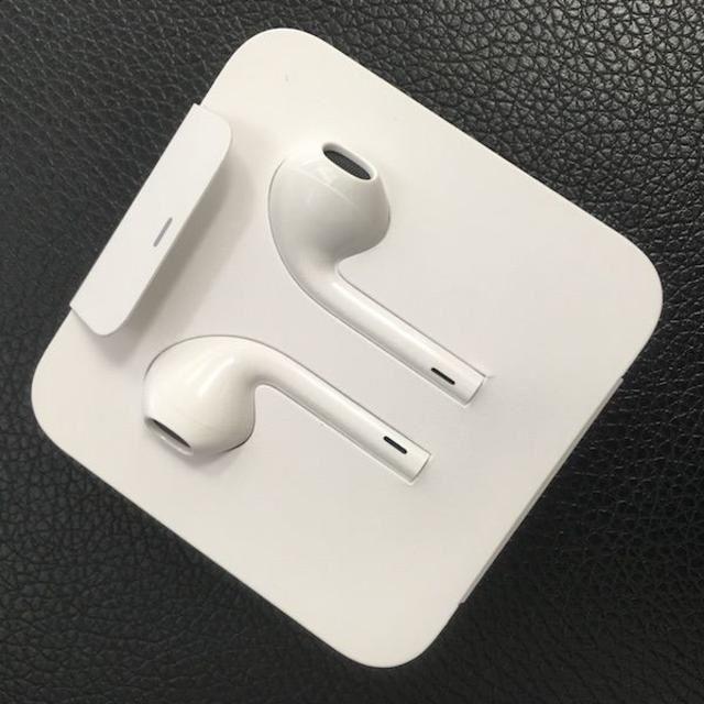 Apple(アップル)のApple iPhone 純正 イヤホン  スマホ/家電/カメラのスマホアクセサリー(ストラップ/イヤホンジャック)の商品写真