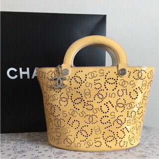 予約】 シャネル CHANEL バッグ イエロー パンチング柄 - トートバッグ ...