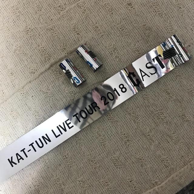 KAT-TUN(カトゥーン)のKATーTUN CAST 落下物 銀テープ 3本 ❶ エンタメ/ホビーのタレントグッズ(アイドルグッズ)の商品写真